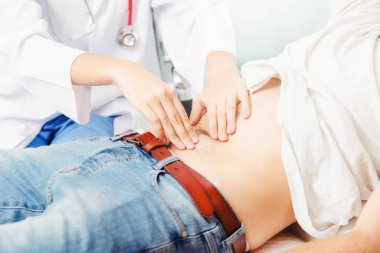 Kadın Doktor ve Erkek Hasta Hastane Ofisinde