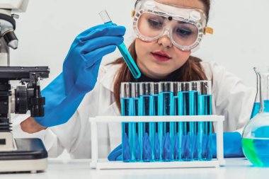 Kimyager laboratuvarında çalışan kadın bilim adamı.