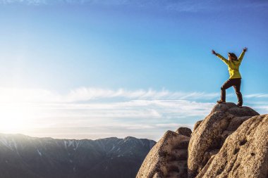 Yürüyüşçü Japonya'da dağda trekking etkinliği yapmak.