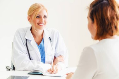 Kadın Doktor ve Kadın Hasta Hastane Ofisinde