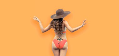 Renkli arka planda poz veren mayolu kadın.