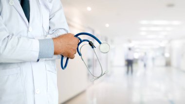 Hastanede çalışan kıdemli erkek doktor.