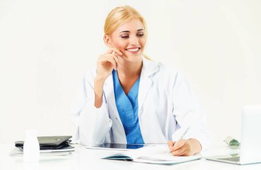 Hastanede tıbbi rapor üzerinde çalışan doktor.