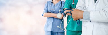 Doktor diğer doktorlar ile hastanede çalışıyor.
