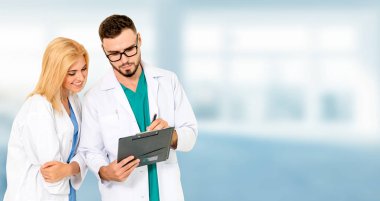 Doktorlar iş arkadaşlarıyla hastanede çalışıyorlar..