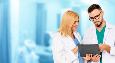 Doktorlar iş arkadaşlarıyla hastanede çalışıyorlar..