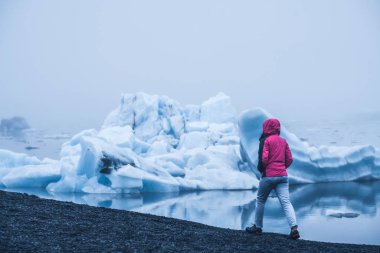 Izlanda 'da Jokulsarlon buzul lagünü seyahat.