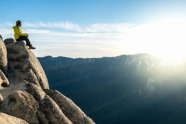 Yürüyüşçü Japonya'da dağda trekking etkinliği yapmak.