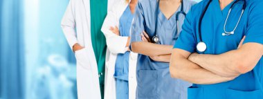 Doktor diğer doktorlar ile hastanede çalışıyor.