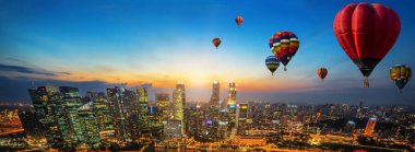 Sıcak hava balonu festivali ile Urban cityscape.