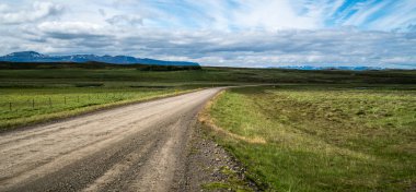 Kırsal manzara ile boş toprak yol.