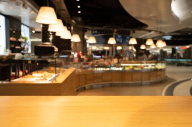 Modern restoranın bulanık arka planda ahşap masa