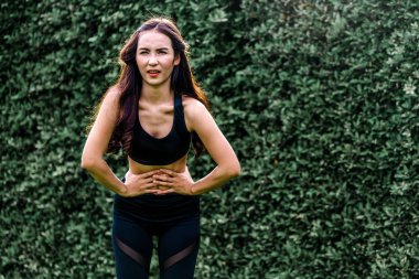 Genç spor kadın karnında ağrı yaşıyor.