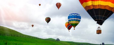 Gökyüzünde Doğa manzara sıcak hava balonları festivali.