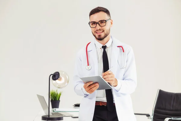 Médico trabajando en tableta en el hospital . — Foto de Stock