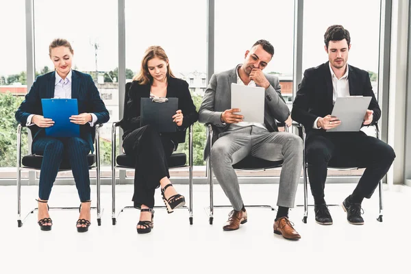 Zakenvrouwen en zakenlieden wachten op een interview. — Stockfoto