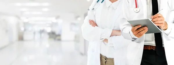 Médico que trabalha no hospital com outros médicos . — Fotografia de Stock