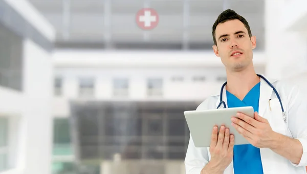 Médico usando tableta en el hospital. — Foto de Stock