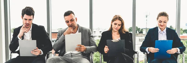 Le donne d'affari e gli uomini d'affari aspettano il colloquio. — Foto Stock