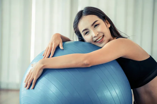 Mujer joven pilates ejercicio con pelota de fitness . —  Fotos de Stock