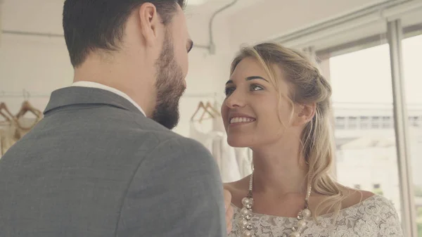 Novia y novio en la ceremonia de preparación de vestido de novia . — Foto de Stock