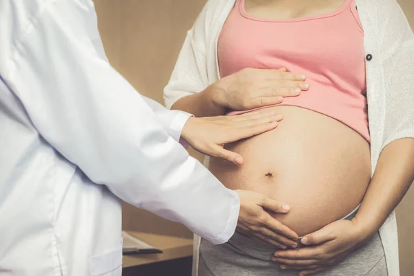 Gravid kvinna och gynekolog doktor vid sjukhuset — Stockfoto