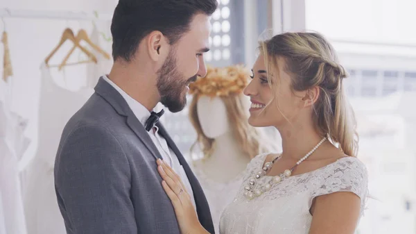 Novia y novio en la ceremonia de preparación de vestido de novia . — Foto de Stock