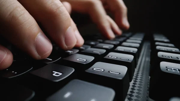 Närbild Soft-Focus finger skrivning på tangentbordet. — Stockfoto