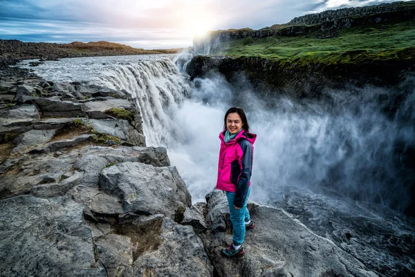 Reisende reist zum Dettifoss-Wasserfall in Island — Stockfoto