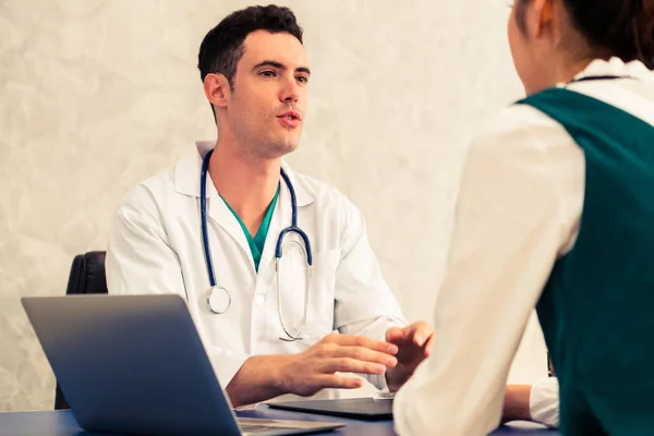 Jonge dokter onderzoekt patiënt in ziekenhuis kantoor. — Stockfoto