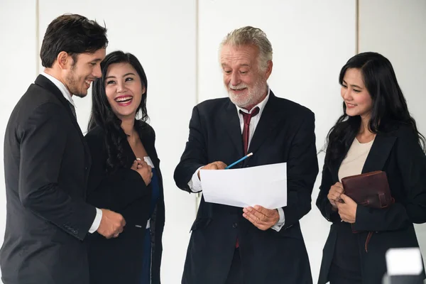 Geschäftsleute, Manager und Mitarbeiter in Besprechung. — Stockfoto