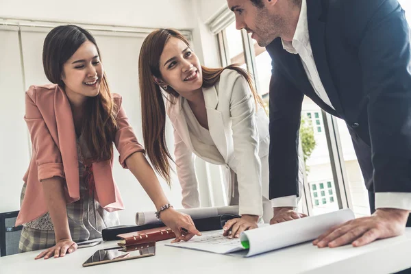 Biznesmen i bizneswoman pracujący w biurze. — Zdjęcie stockowe