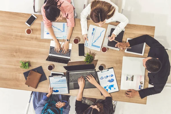 Gente de negocios en reunión de grupo en la oficina. — Foto de Stock