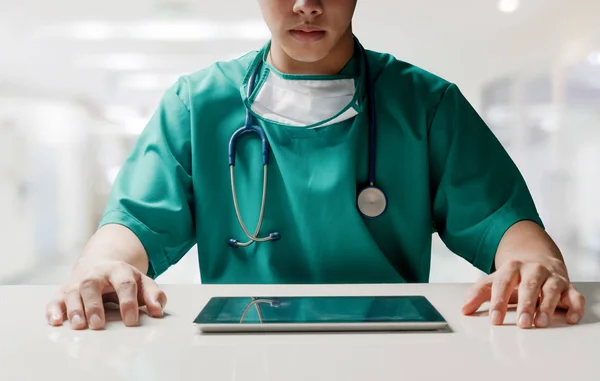 Médico cirujano con tableta en el hospital . —  Fotos de Stock