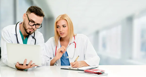 Médicos que trabajan con computadora portátil en el hospital . — Foto de Stock