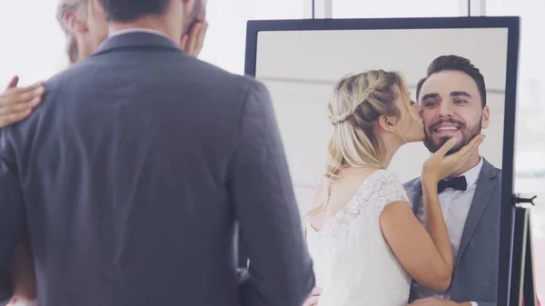 Novia y novio en la ceremonia de preparación de vestido de novia . — Foto de Stock