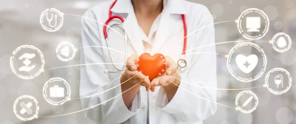 Médico con Gráfico Médico de Salud en el Hospital — Foto de Stock