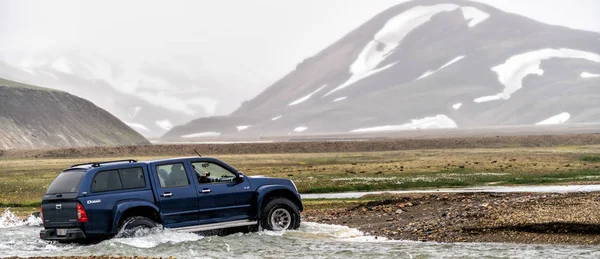 4WD汽车驶离Landmannalaugar冰岛公路 — 图库照片