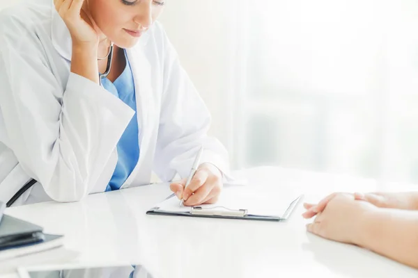 Donna medico e paziente femminile in ospedale ufficio — Foto Stock