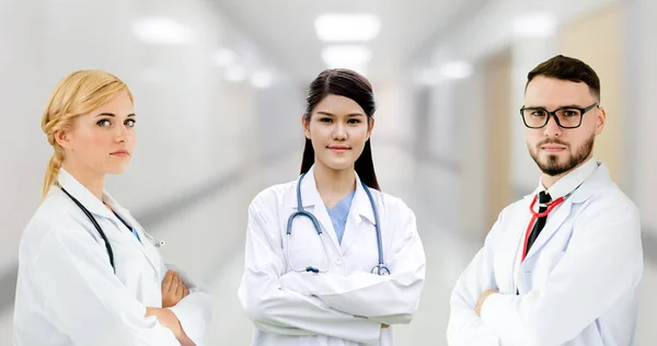 Dokter werkzaam in het ziekenhuis met andere artsen. — Stockfoto