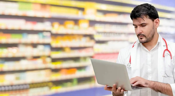 Farmacéutico usando computadora portátil en farmacia . — Foto de Stock