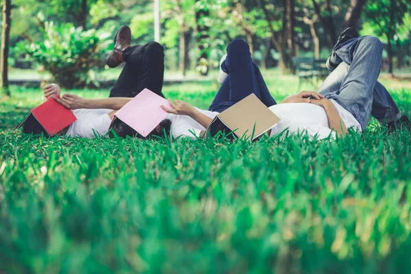 Estudantes Engraçados Dormindo Com Livros Cobrindo Seu Rosto Conceito Preguiçoso — Fotografia de Stock