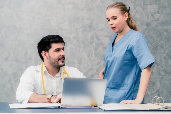 ラップトップ コンピュータを使用する医師と看護師. — ストック写真