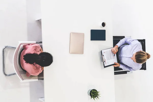 Twee jonge zakenvrouwen ontmoeten elkaar voor interview. — Stockfoto