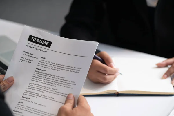 Gerente del departamento de recursos humanos lee CV curriculum vitae — Foto de Stock