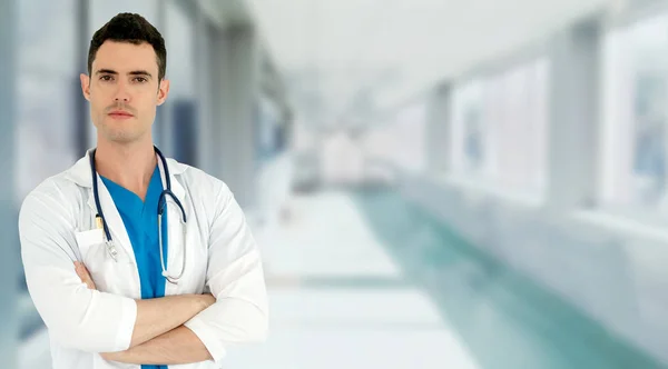 Ung mannlig lege som jobber på sykehuset. – stockfoto