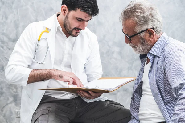 Kıdemli hasta hastanede doktor ziyaret. — Stok fotoğraf