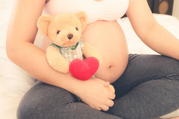 Gelukkig zwangere vrouw en verwacht baby thuis. — Stockfoto