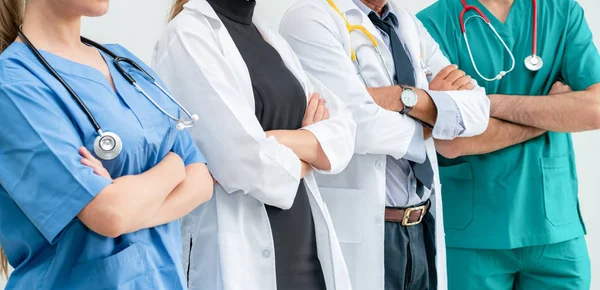 Las personas de salud trabajan juntas en el hospital . — Foto de Stock