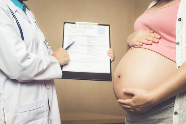 Gravid kvinna och gynekolog doktor vid sjukhuset — Stockfoto